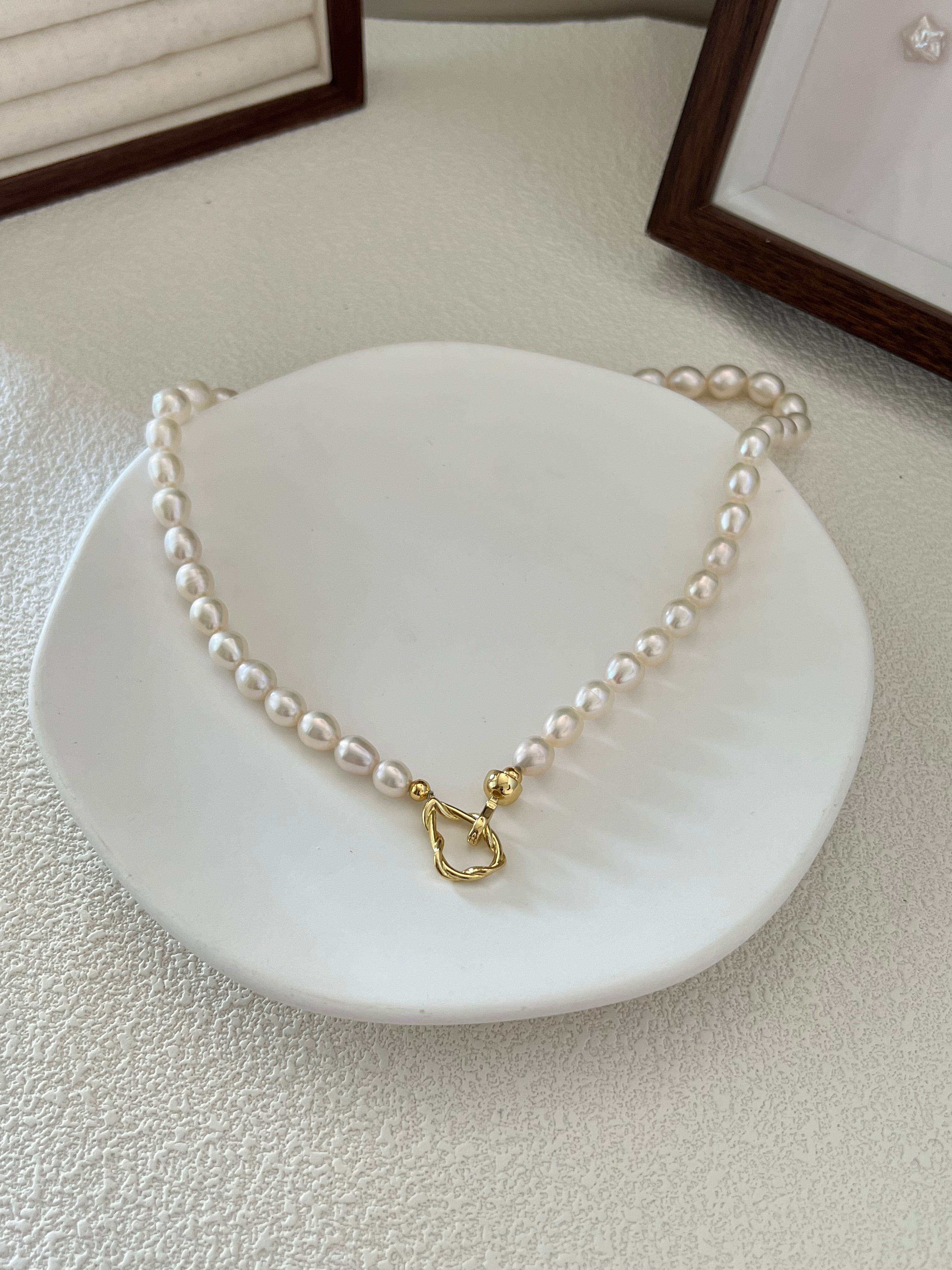 Aura Classic Pearl Necklace